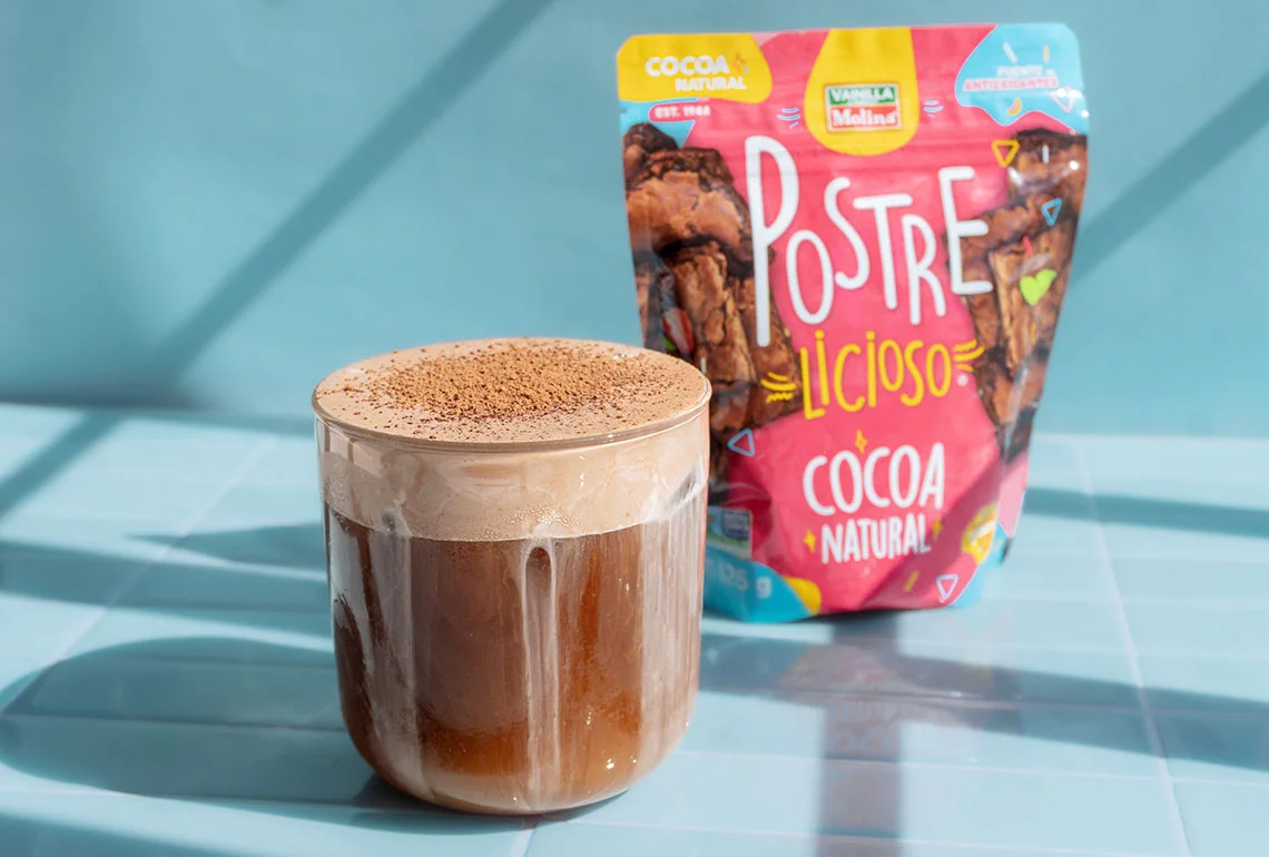 Café helado con espuma de chocolate