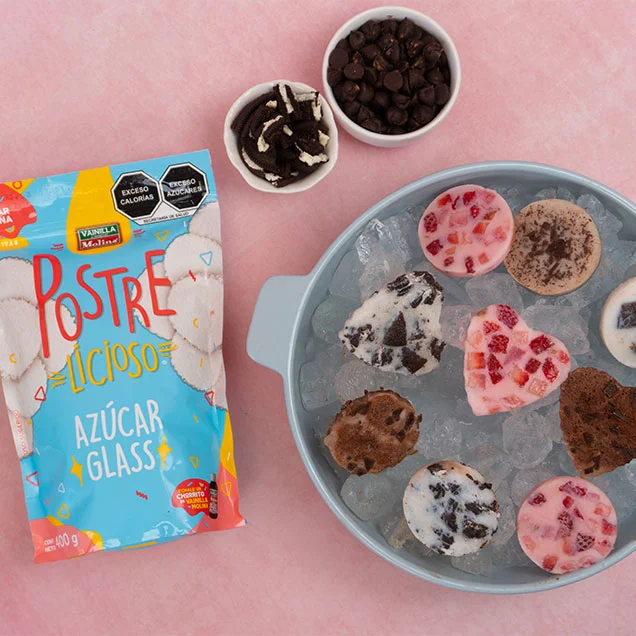 Galletas de helado de chocolate, fresa y cookies and cream