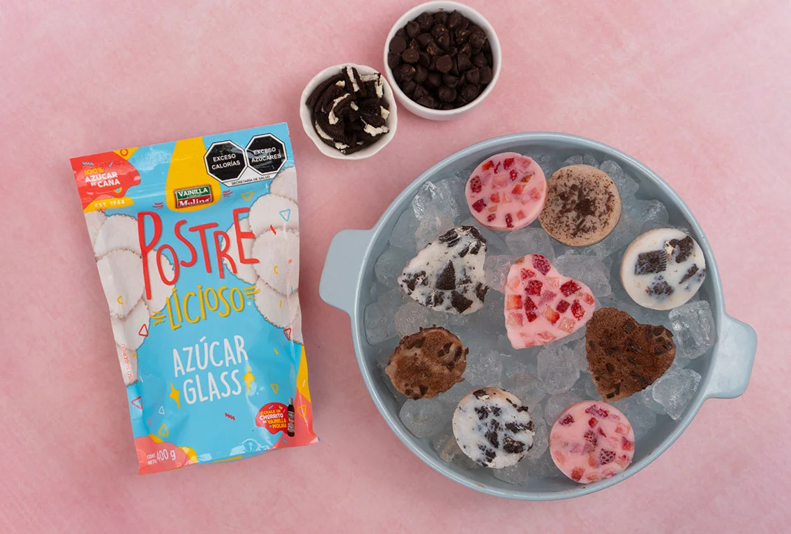 Galletas de helado de chocolate, fresa y cookies and cream