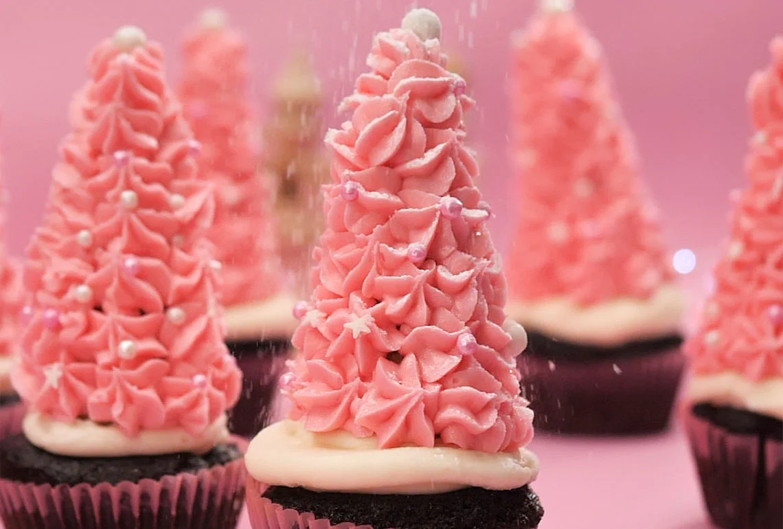 Cupcakes de chocolate con arbolitos navideños