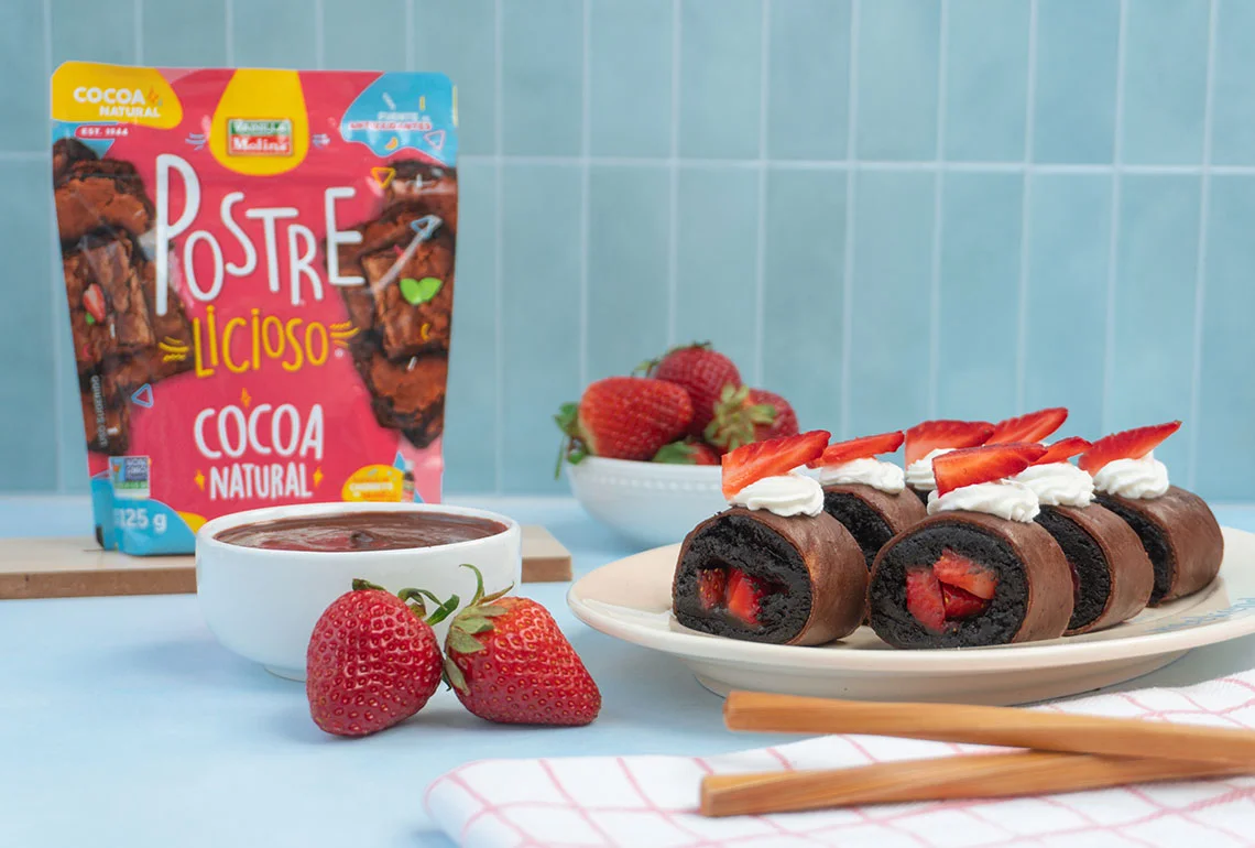 Sushi de chocolate con relleno de fresa y galletas