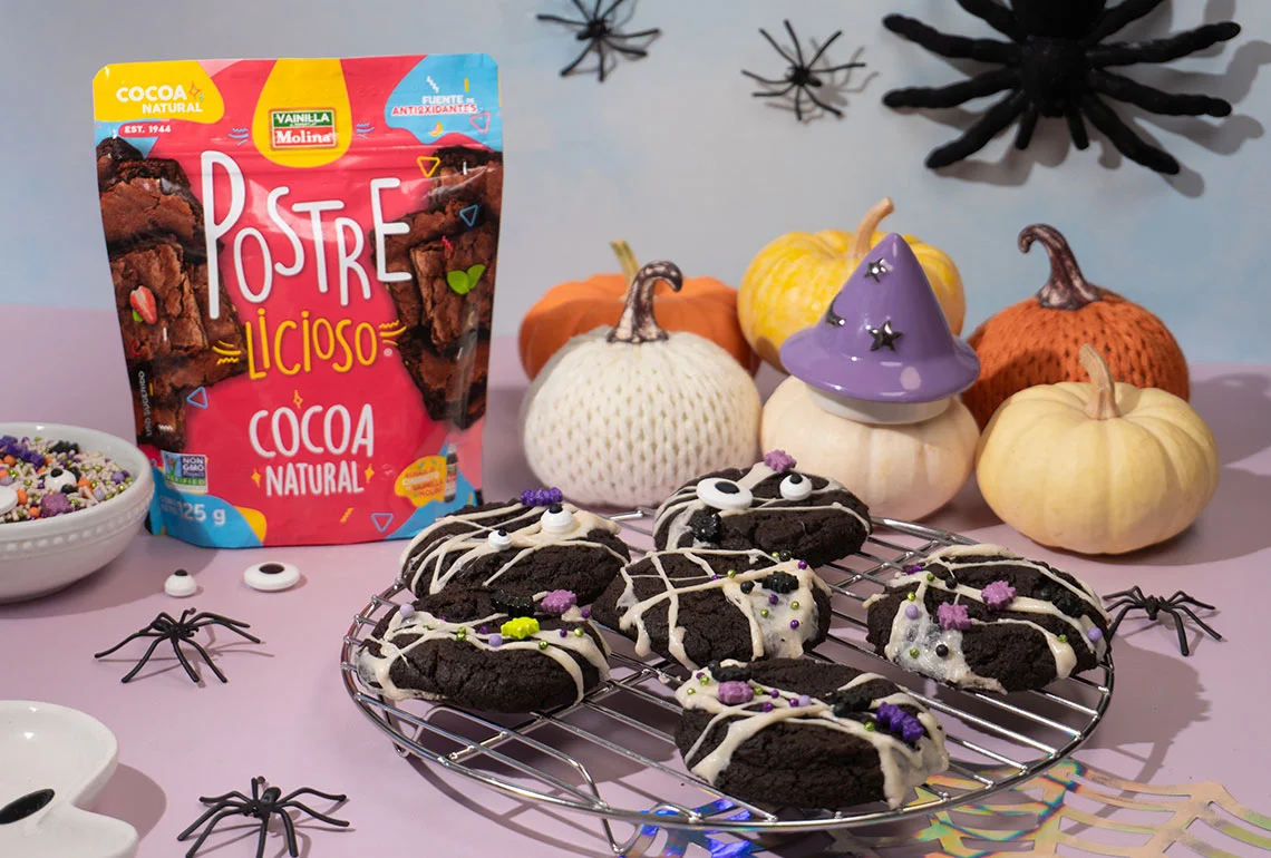 Galletas de Halloween de chocolate con telarañas de malvavisco