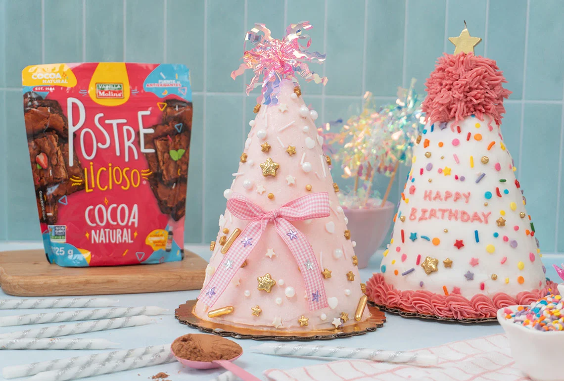 Pastel de chocolate con decoración de gorro de cumpleaños