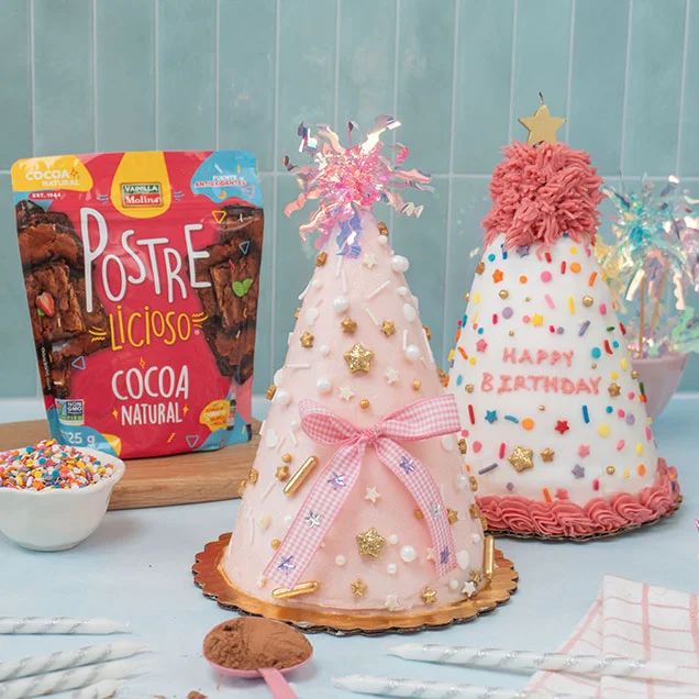 Pastel de chocolate con decoración de gorro de cumpleaños