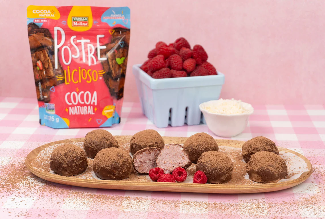 Trufas de frambuesa y coco cubiertas con chocolate